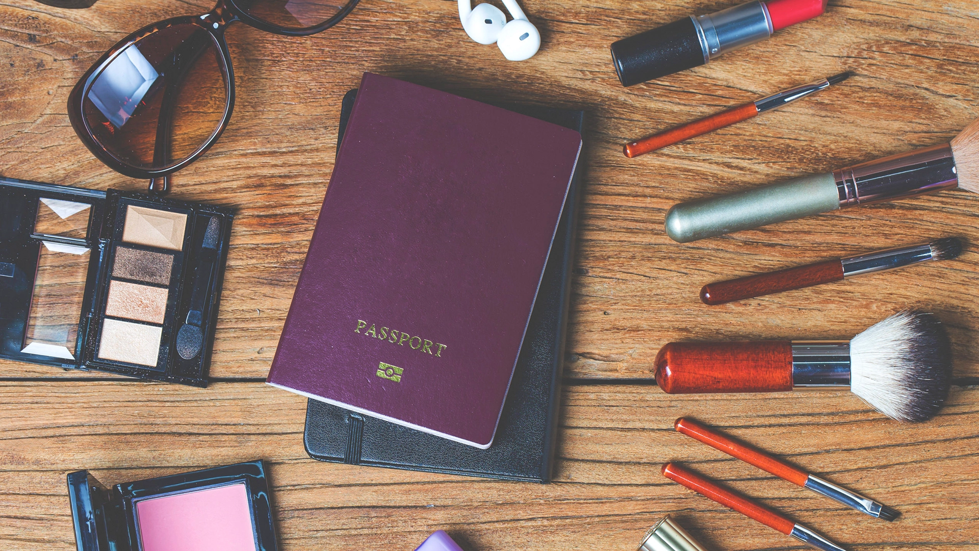 Photographie du passeport avec du maquillage pour montrer la préparation au voyage avec le comparateur de maquillage