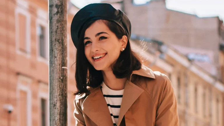 Une femme représentant la beauté à la française.