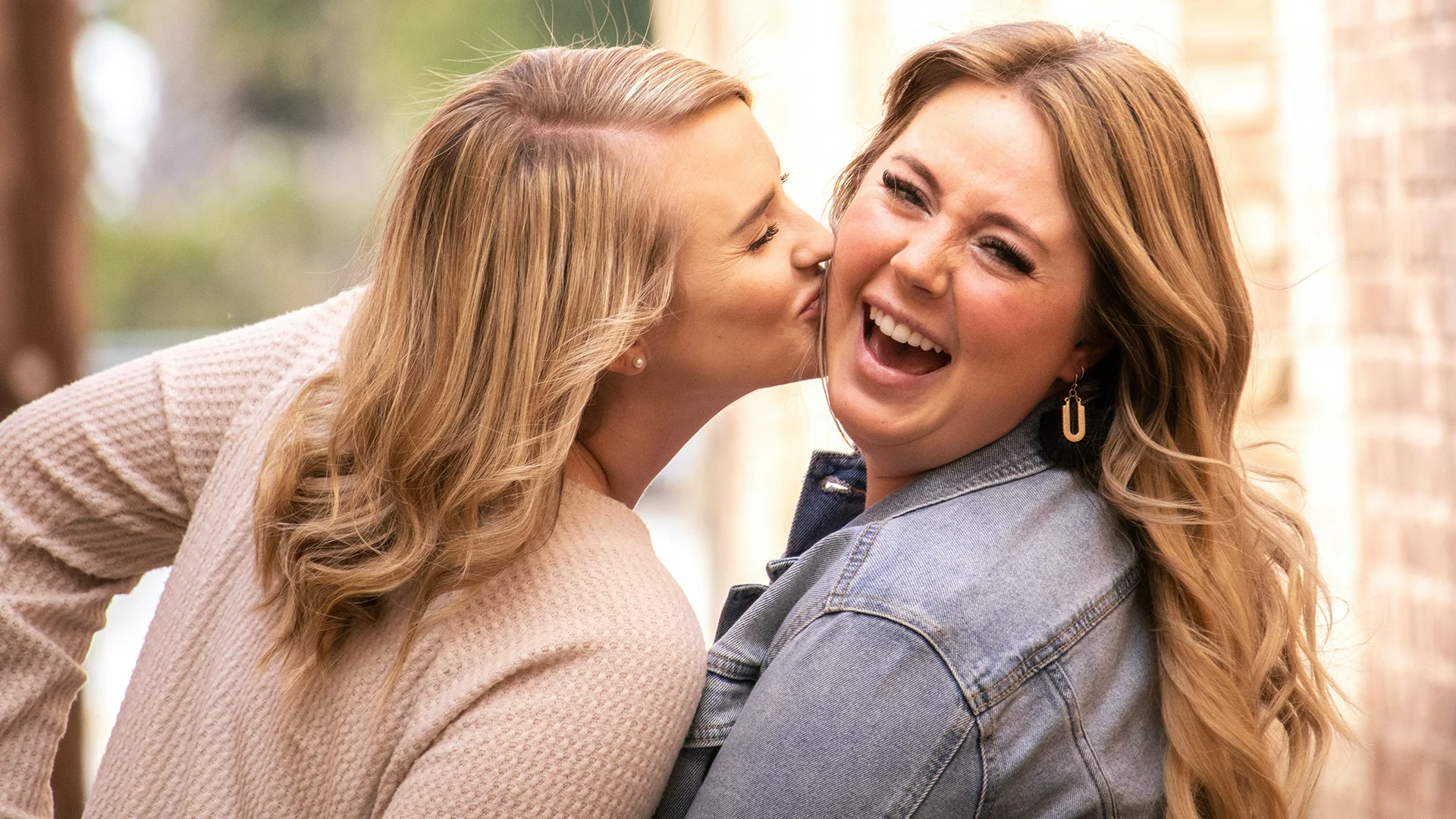 Photographie de tony Mucci de deux belles femmes correspondants aux standards de beauté au Canada : l'exigence des médias et le body positive.